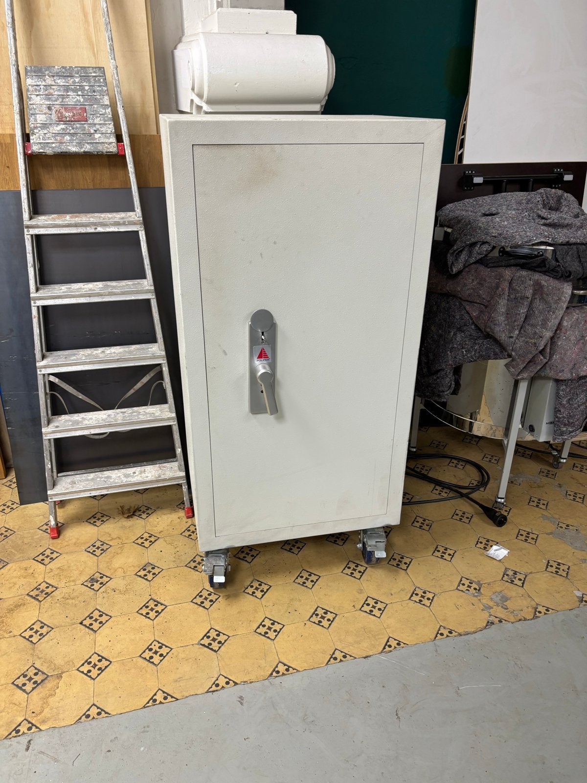 Robuuste Kluis op wielen - Ideaal voor kantoor of thuis, Huis en Inrichting, Brandblussers en Brandkasten, Ophalen, Gebruikt, Brandkast