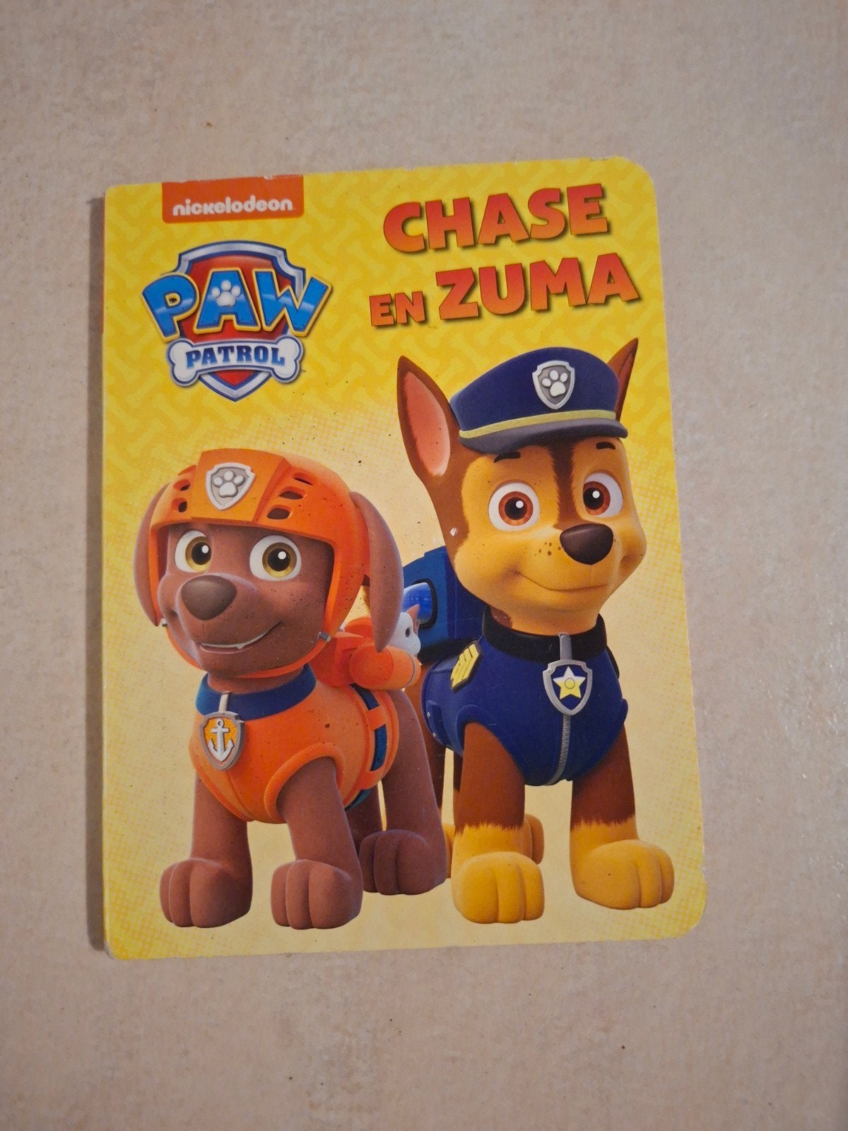 paw patrol chase en zuma kartonnen boekje, Boeken, Kinderboeken | Baby's en Peuters, Verzenden, Gelezen