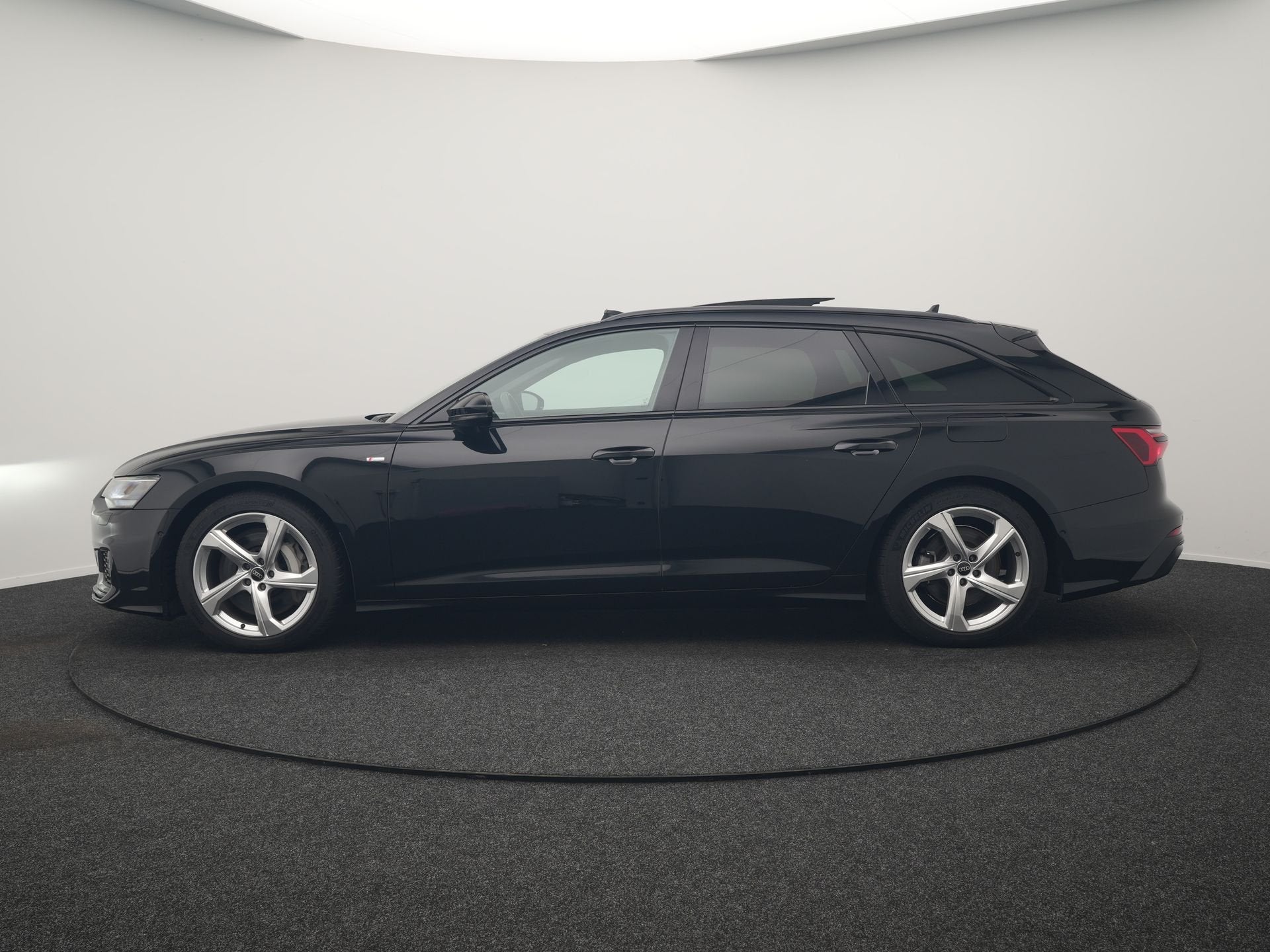 Audi A6 Avant 50 TFSI e Quattro 2x S Line PHEV 300pk Dealer, Auto's, Audi, Automaat, Dealer onderhouden, 77 km/l, Gebruikt