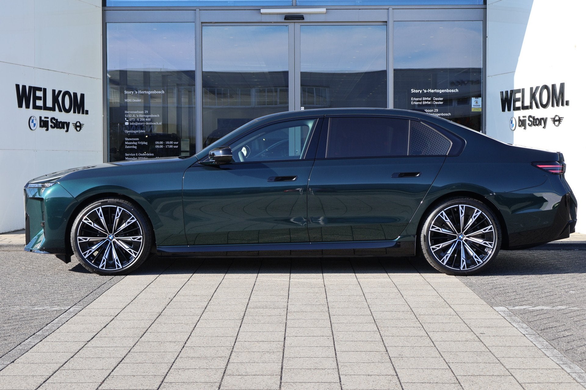 BMW i7 60 xDrive M Sport / Panoramadak Sky Lounge / Trekhaak, Auto's, Automaat, Dealer onderhouden, 2670 kg, Stoelverwarming