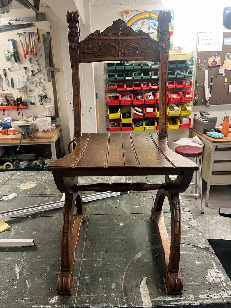 Antieke houten stoel met houtsnijwerk, Ophalen