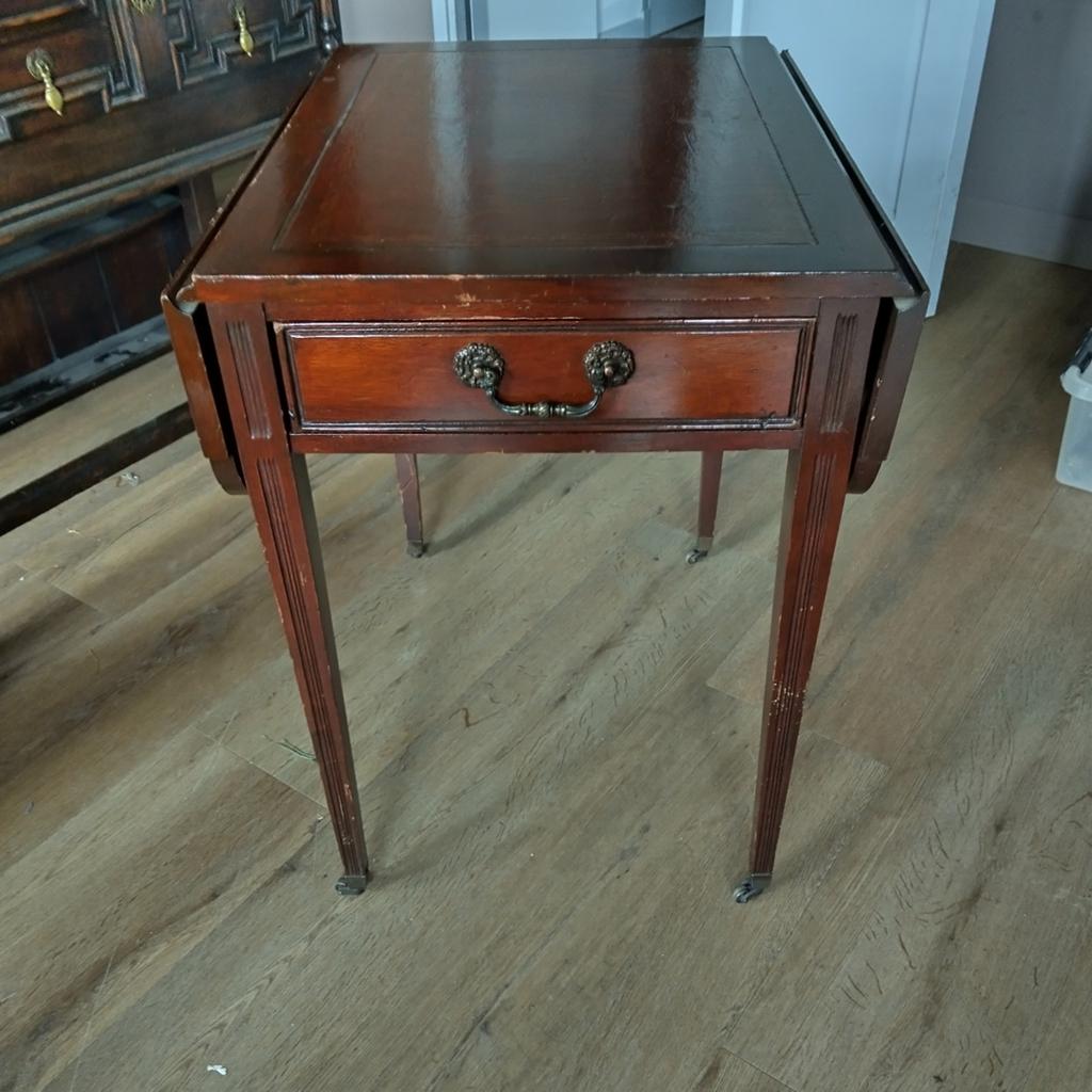 Antieke bijzettafel met uitschuifbare bladen en lade, Ophalen
