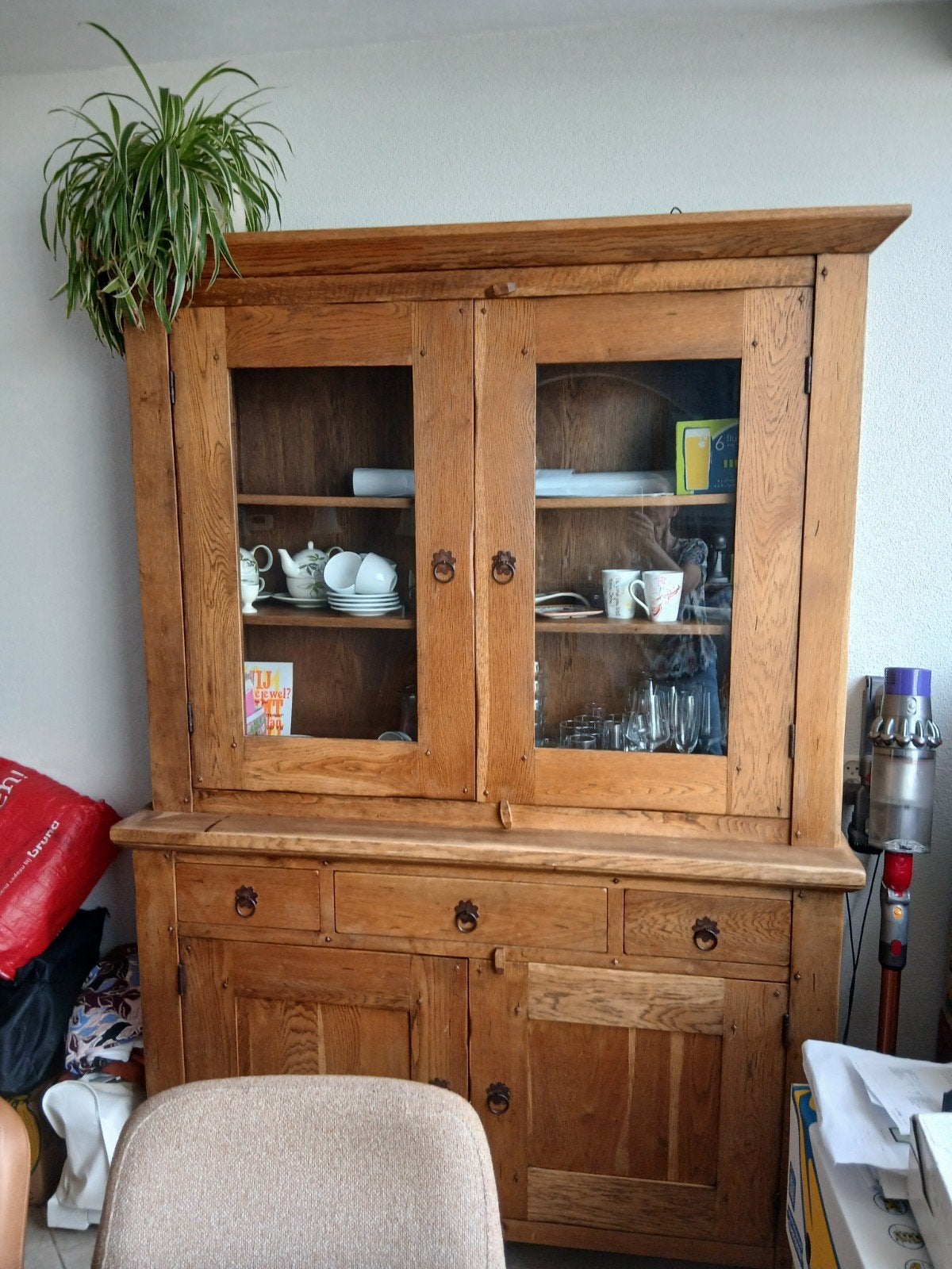 Robuuste houten kast met glazen deuren en veel opbergruimte, Ophalen