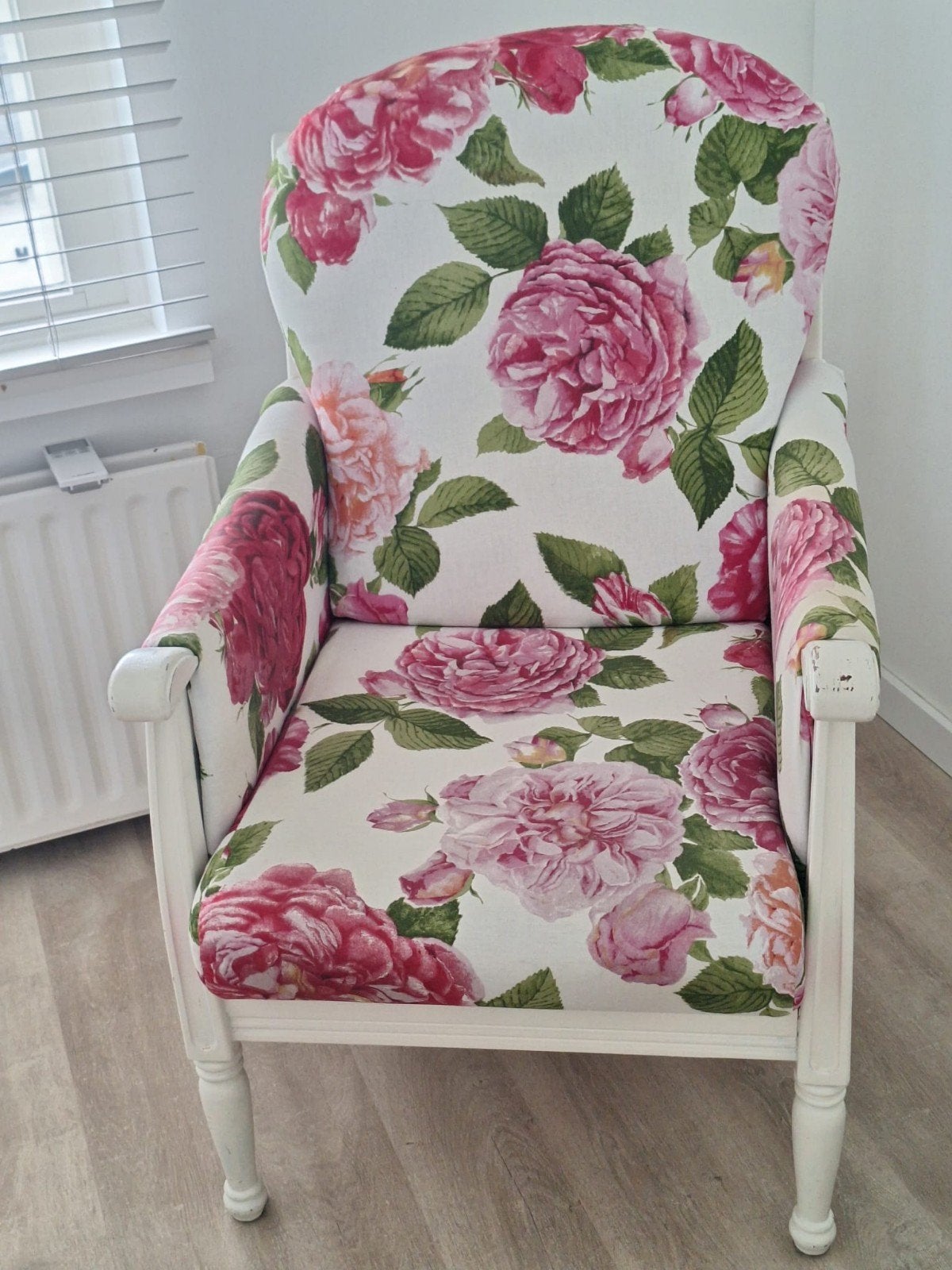 Brocante stoel met bloemenprint, Ophalen, Gebruikt, Wit, Eén