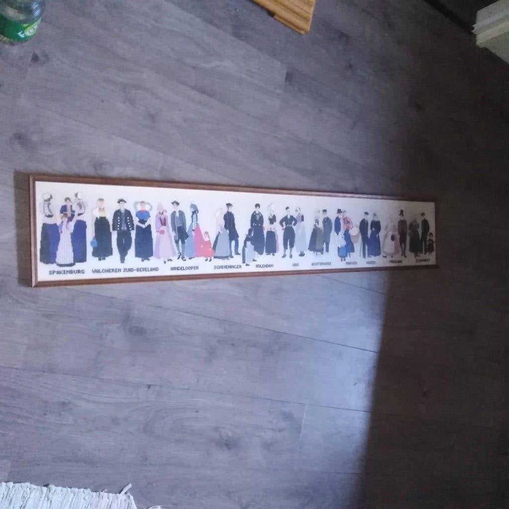 Geborduurd schilderij met klederdracht met stedennamen, Ophalen, Gebruikt, Meerkleurig, Textiel