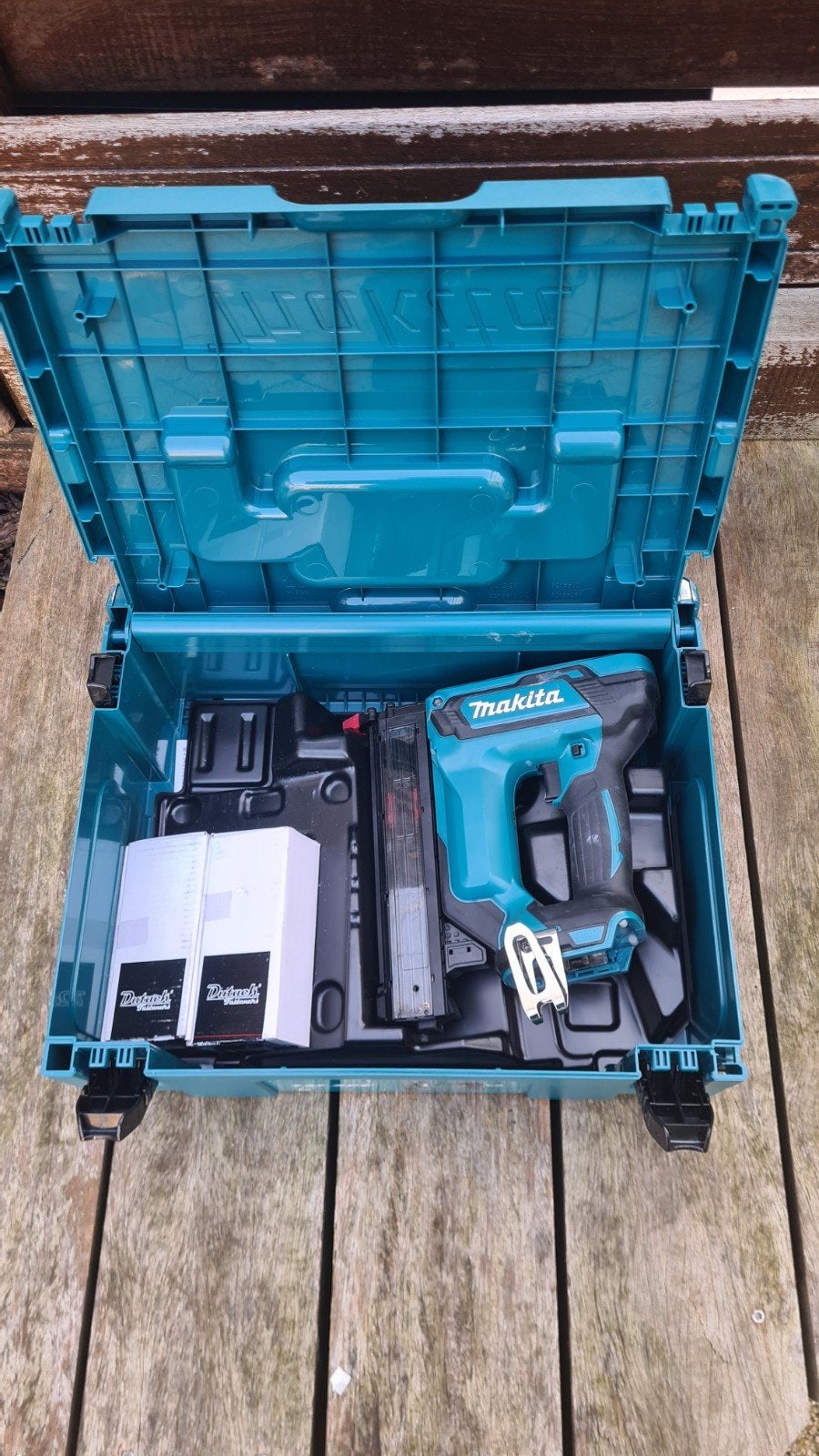 Makita DFN350ZJ Brad tacker incl brads 35mm (rvs) Z.g.a.n, Doe-het-zelf en Verbouw, Ophalen of Verzenden, Zo goed als nieuw, Tacker/nietmachine
