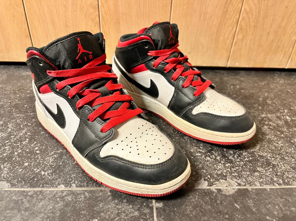 Nike Air Jordan 1 Mid - Zwart, Wit, Rood maat 38,5, Kinderen en Baby's, Kinderkleding | Schoenen en Sokken, Jongen of Meisje, Schoenen