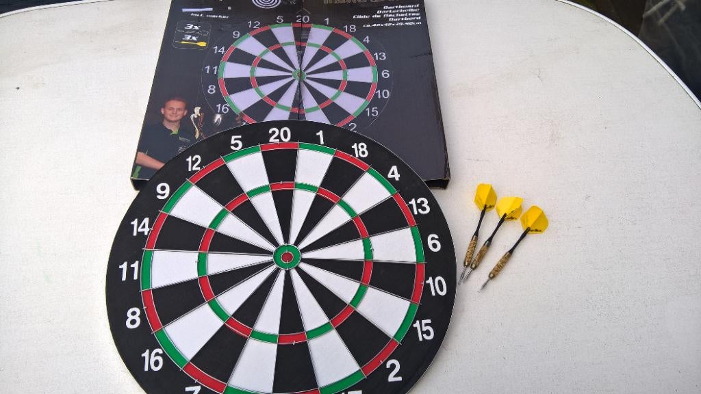 TE koop aangeboden mooi darts bord pijlen.nieuw, Ophalen of Verzenden, Nieuw, Dartbord met pijlen, Soft tip