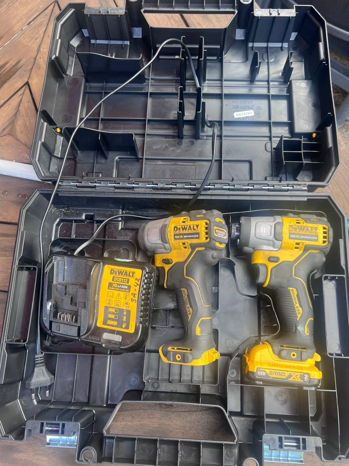 DeWalt DCF801 12V Accu Slagmoersleutel met Oplader, Doe-het-zelf en Verbouw, Gereedschap | Boormachines, Ophalen of Verzenden