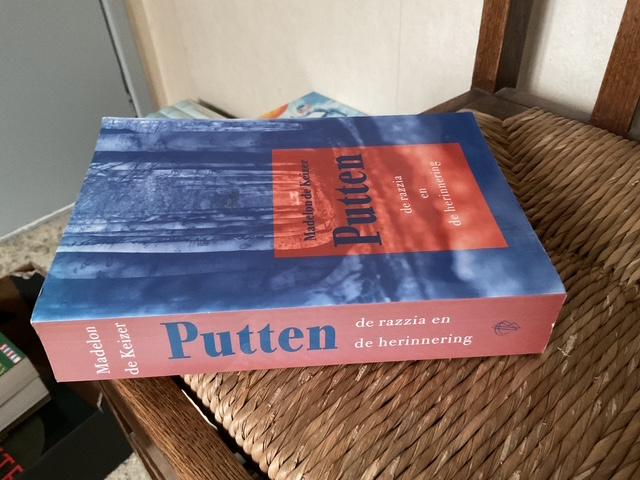 boek Putten de razzia en de herinnering, Boeken, Ophalen of Verzenden, Zo goed als nieuw