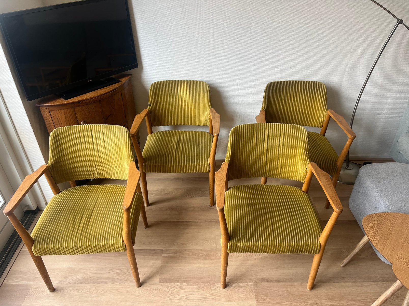 4 chairs / stoelen vintage, Ophalen, Zo goed als nieuw