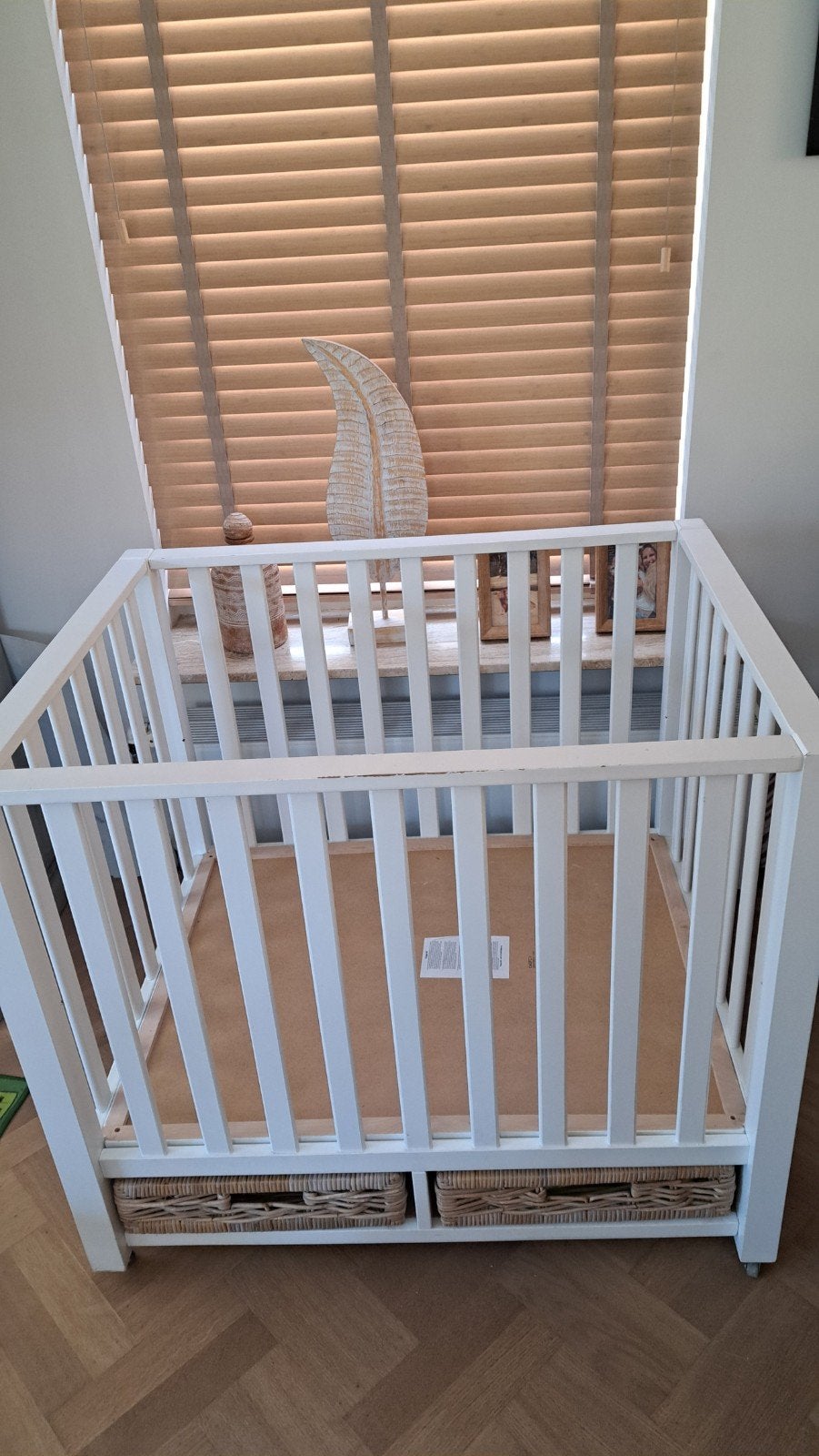 witte Landelijke baby box met rotan laatjes en wieltjes, Ophalen, Wieltjes