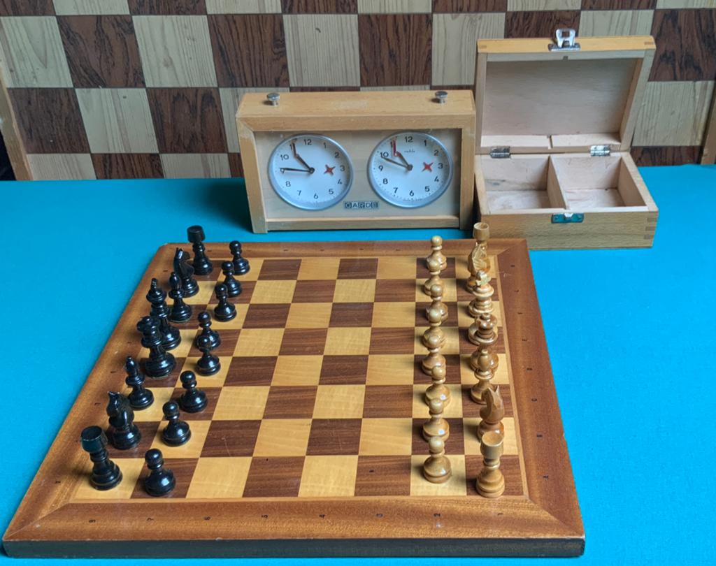 Schaken Schaakbord met stukken in kistje en GARDE SCHAAKKLOK, Een of twee spelers, Ophalen of Verzenden, Gebruikt