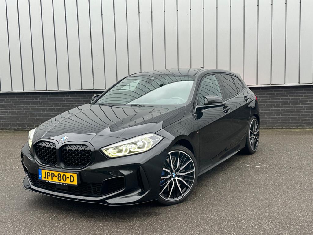 BMW 1-Serie M135i | PANO | HUD | GARANTIE | H&K | VOL OPTIES, 1998 cc, Achterwielaandrijving, Zwart, Bedrijf