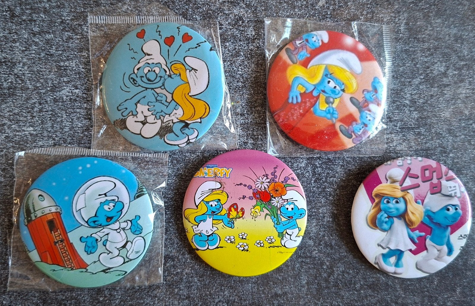 5 Buttons Smurfen  ( 3 in de verpakking) 5 cm, Ophalen of Verzenden, Zo goed als nieuw, Verschillende Smurfen, Overige typen