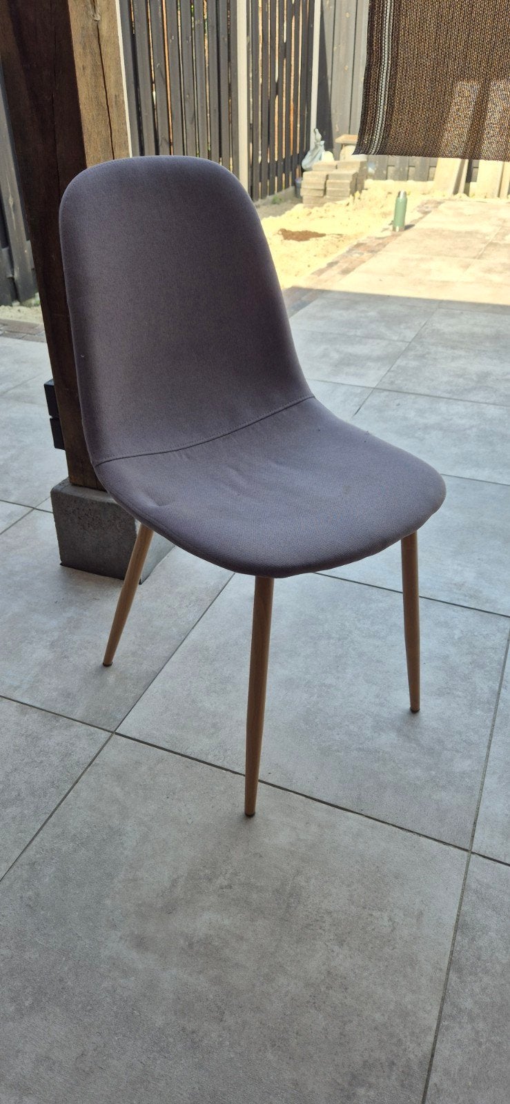 Gratis. 4 grijze stoelen, Huis en Inrichting, Stoelen, Ophalen, Grijs, Eén