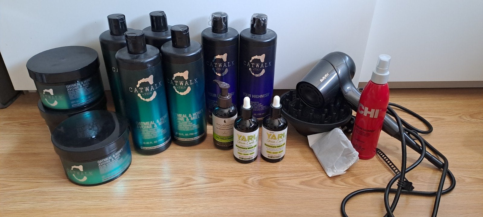 Babyliss fohn met diffuser, TIGI shampoos, Yari olie etc, Ophalen, Föhn of Haardroger