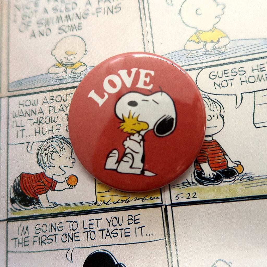 Snoopy Peanuts Comics "Love" 44MM Button Pin Badge, Verzamelen, Verzenden, Snoopy, Nieuw, Overige typen