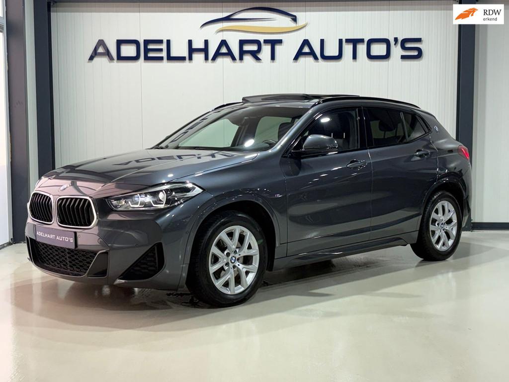BMW X2 SDrive18i Executive M Sport Automaat / Panorama dak /, Gebruikt, Zwart, Bedrijf, Zilver of Grijs