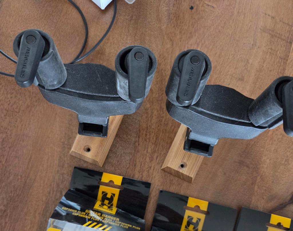 Guitar hanger UPGRADED AGS / Hercules muurhanger gitaar, Muziek en Instrumenten, Standaards, Ophalen of Verzenden, Zo goed als nieuw