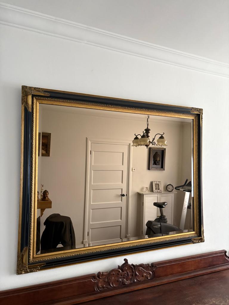 Grote spiegel met klassieke zwarte en gouden lijst, 100 tot 150 cm, 125 cm of meer, Ophalen of Verzenden, Zo goed als nieuw