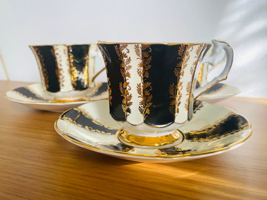 Set van 3: Elizabethan Teacup & Saucer - Goud & Zwart, Antiek en Kunst, Antiek | Servies los, Ophalen of Verzenden