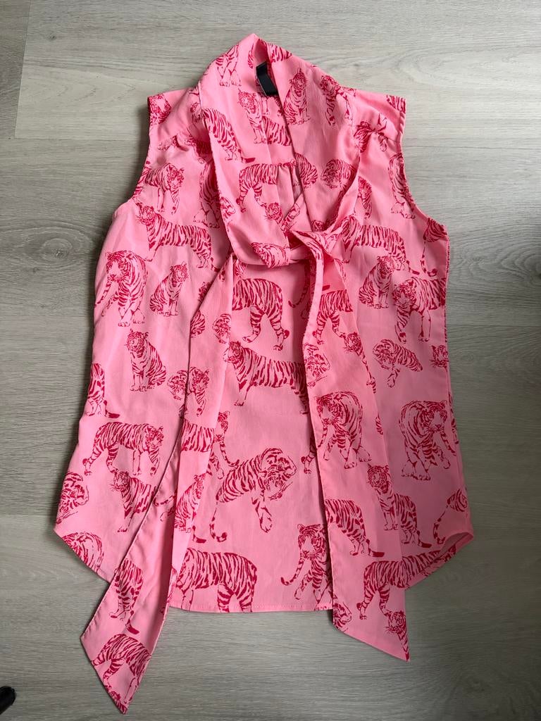 Roze top met tijgerprint en strikdetail, Kleding | Dames, Tops, Ophalen of Verzenden, Zo goed als nieuw, Roze, Zonder mouw