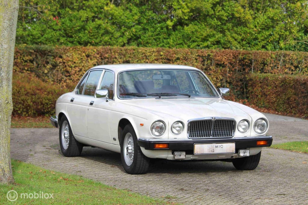 Jaguar XJ 4.2 | origineel 98.000 km | Tudor White on Red, foto 4