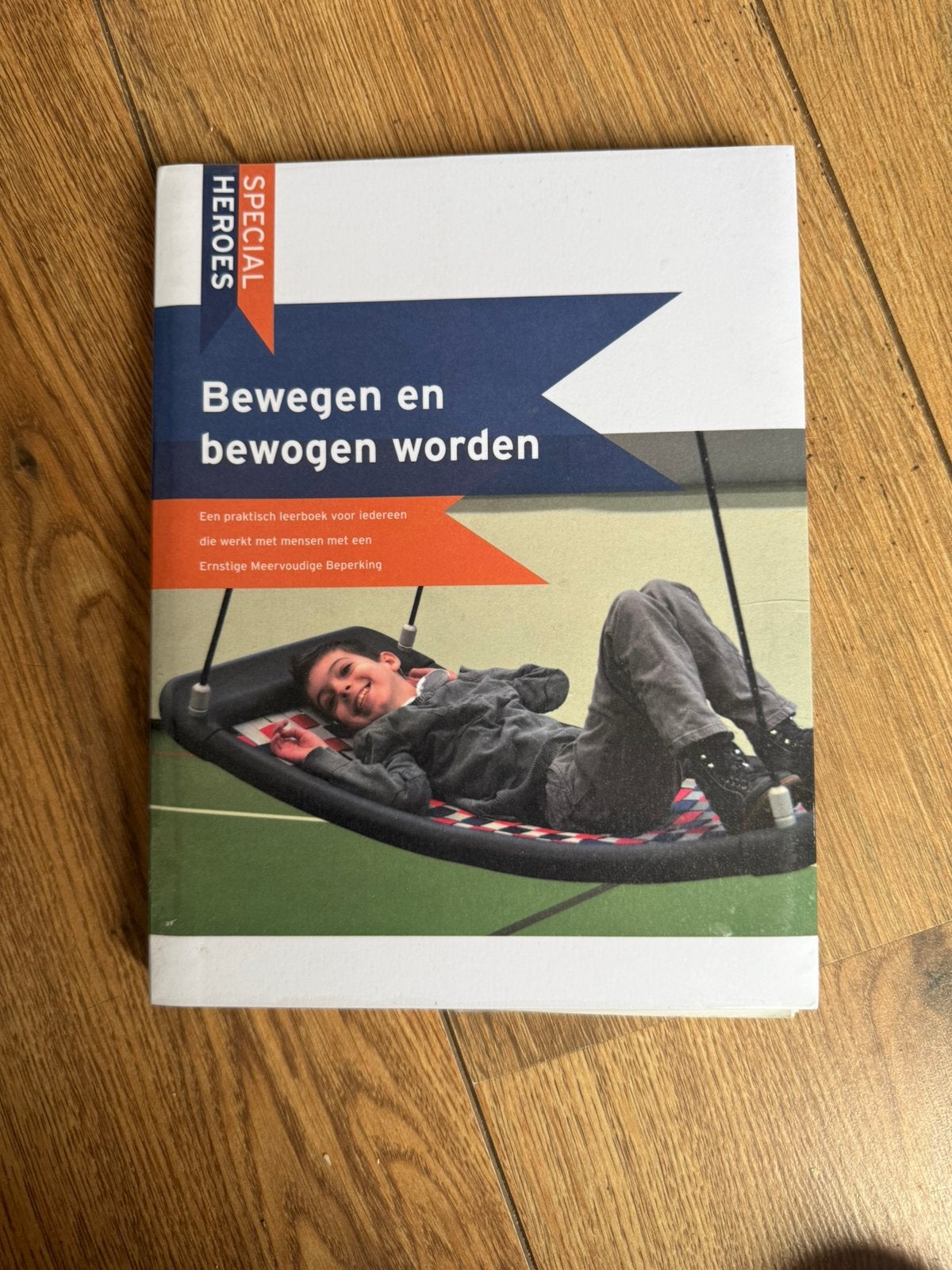 Bewegen en bewogen worden - Cor Niks, Ophalen of Verzenden, Zo goed als nieuw