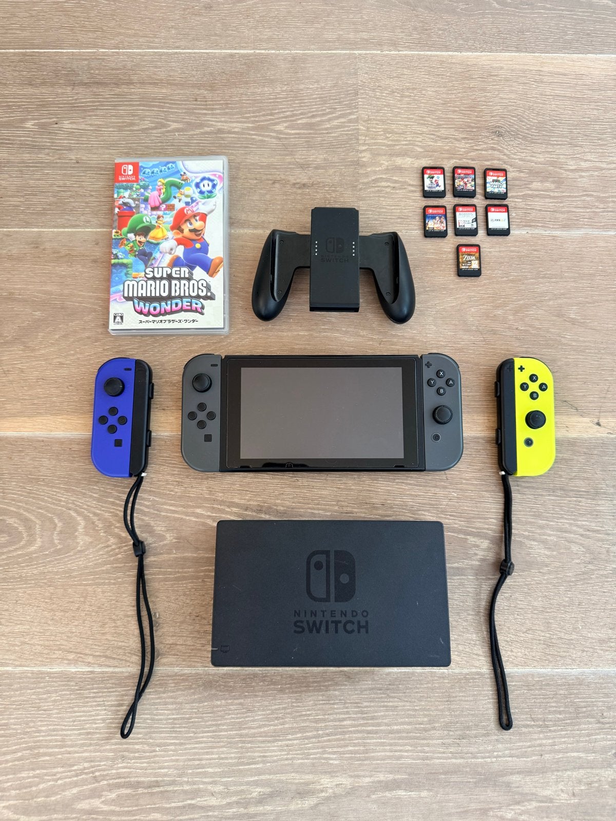 Nintendo Switch - Mario Kart 8 - 2 sets controllers- 7 games