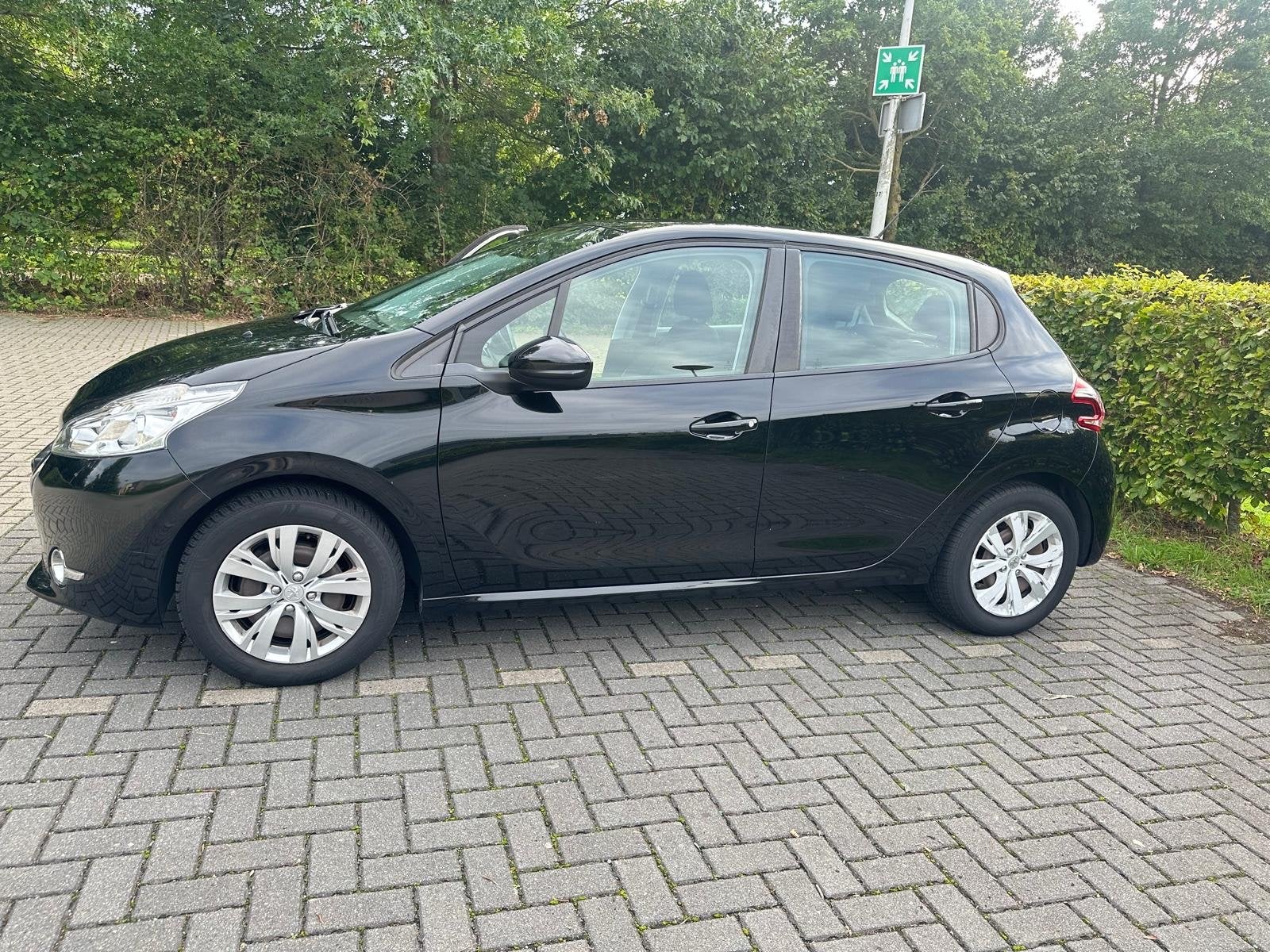 Peugeot 208 1.2 VTI 60KW/82PK 5-D 2013 Zwart, Auto's, Voorwielaandrijving, 31 €/maand, 1199 cc, Zwart