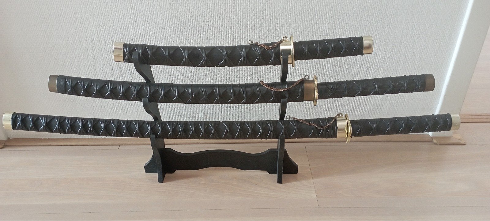 Samurai Katana Set - 3 decoratieve zwaarden met standaard, Verzamelen, Ophalen of Verzenden, Gebruikt