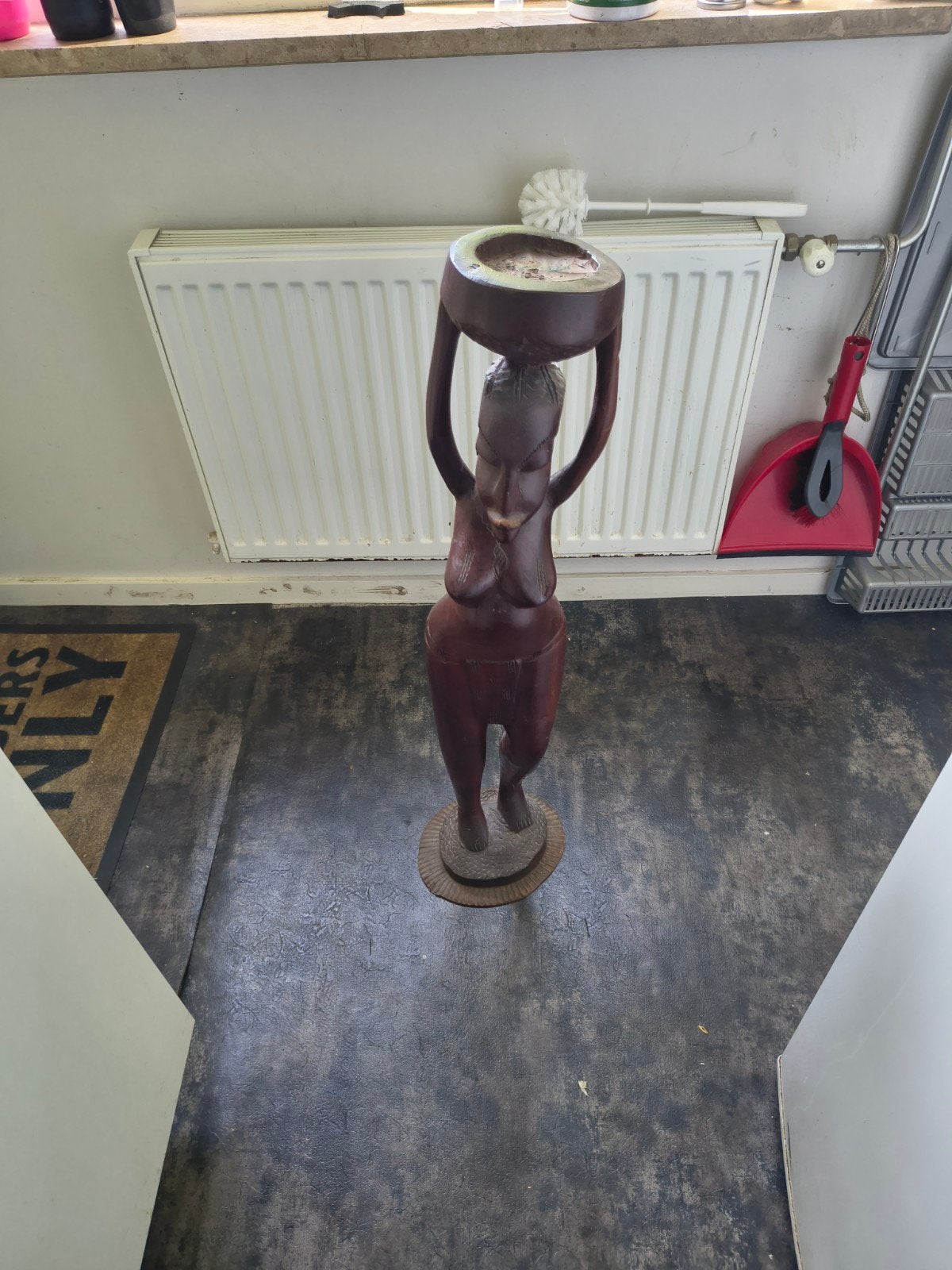 Houten Afrikaans beeld van vrouw met kom, Handgemaakt, Beeld, Hout, Bruin