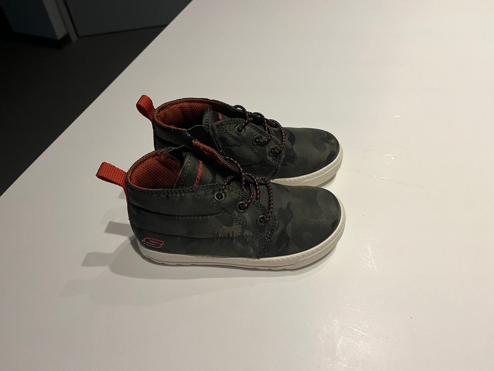 Skechers kinderschoenen maat 26 - camouflage, Jongen of Meisje, Schoenen, Nieuw, Ophalen of Verzenden