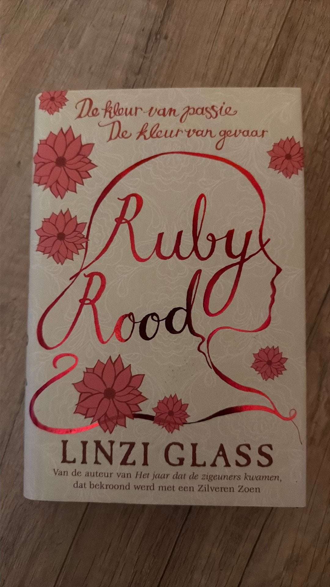 L. Glass - Ruby Rood, Ophalen of Verzenden, Zo goed als nieuw, L. Glass