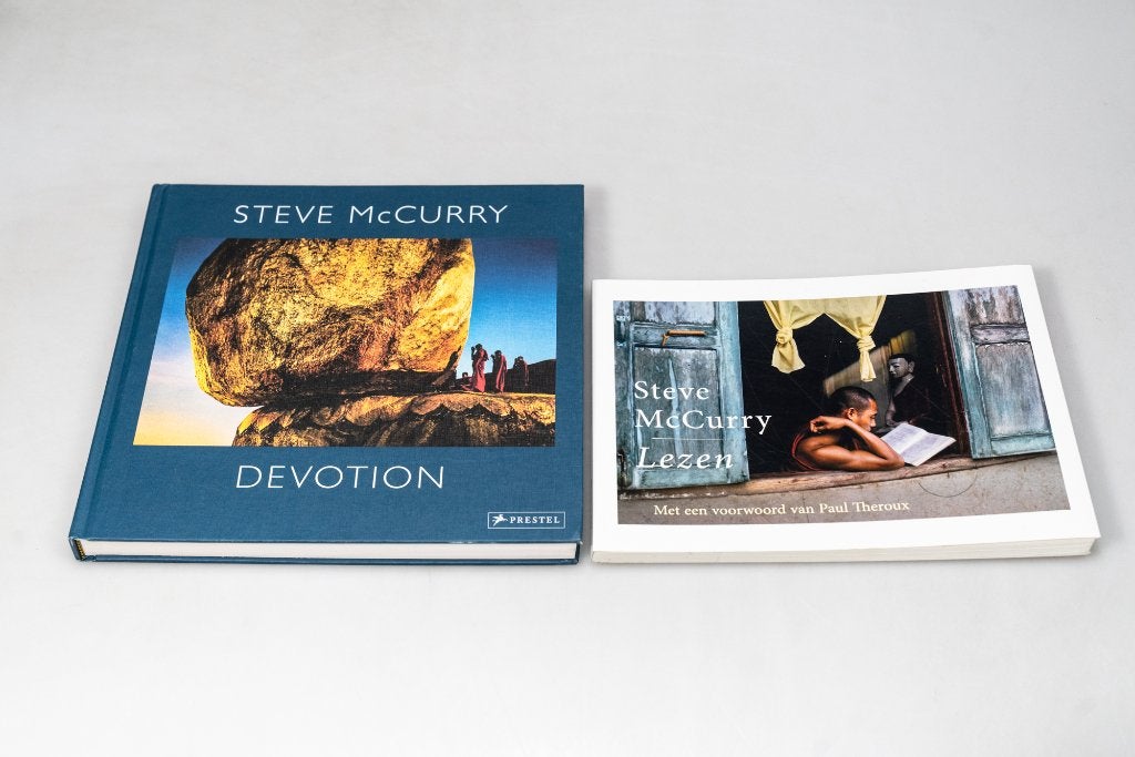 Steve McCurry - Lot with 2 books: Devotion & Lezen, Boeken, Kunst en Cultuur | Fotografie en Design, Ophalen of Verzenden, Zo goed als nieuw