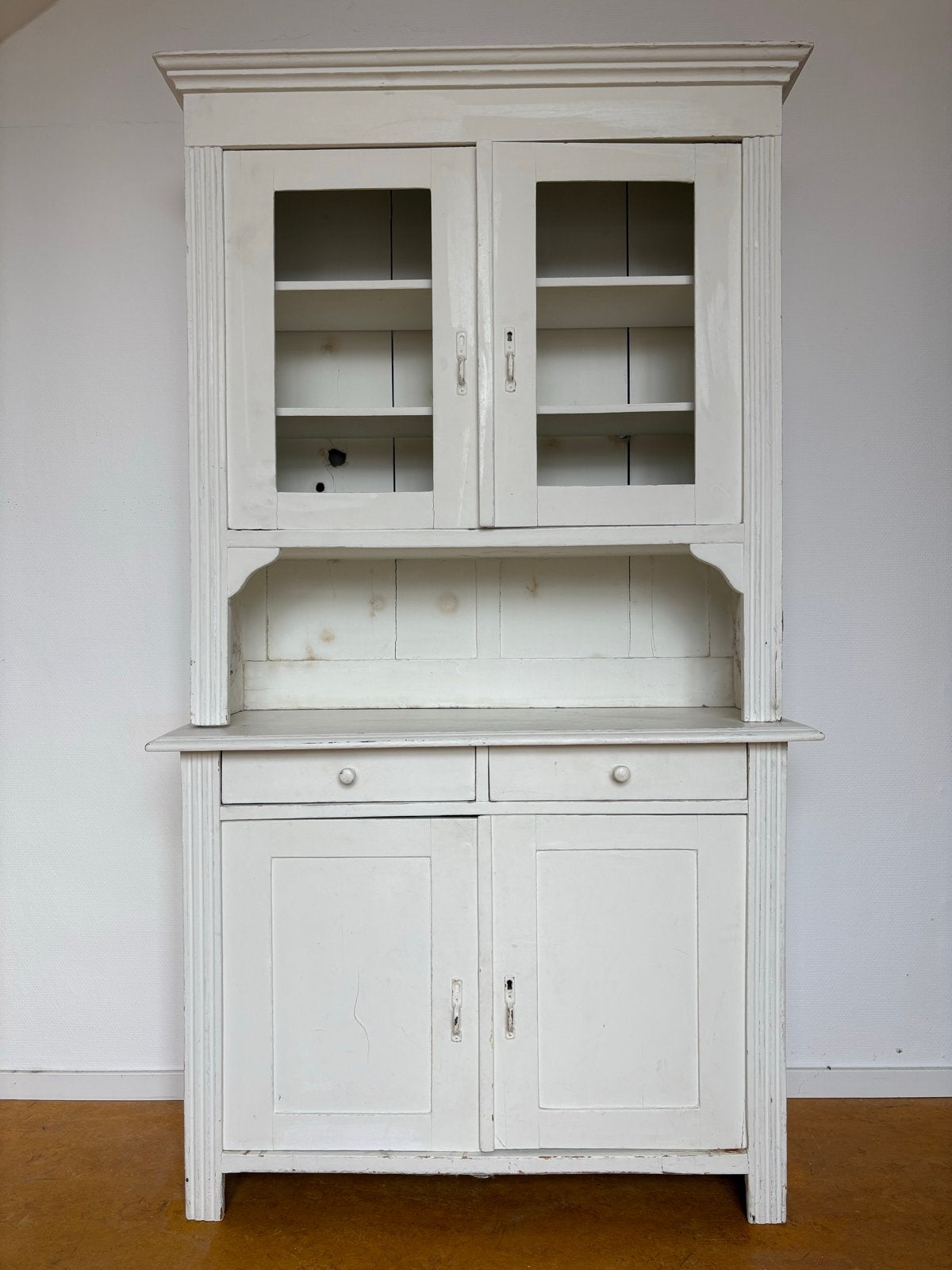 Antieke witte buffetkast met deuren, Antiek en Kunst, Ophalen of Verzenden