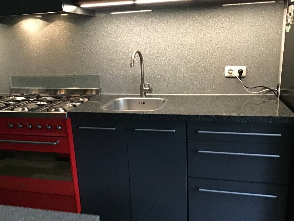 Foto 11 van Nette antraciet/rode keuken met toebehoren!