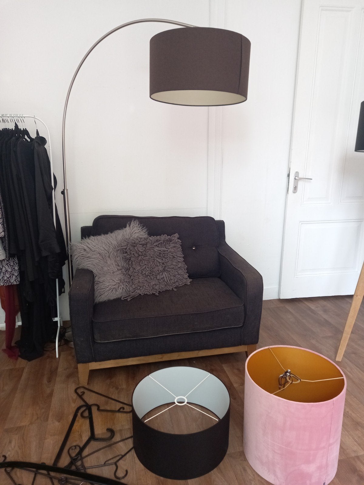 Loveseat, stof grijs houten pootjes in zeer goede staat.