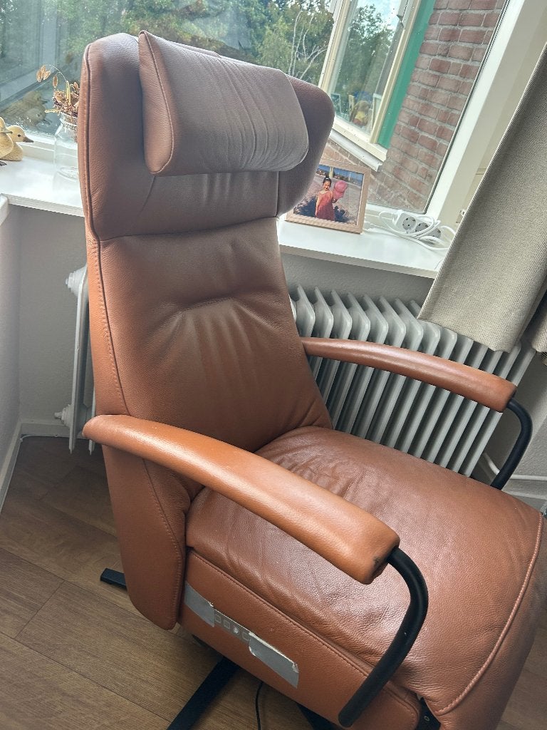 Luxe leren elektrische relaxfauteuil / sta-op stoel, Huis en Inrichting, Ophalen of Verzenden, Zo goed als nieuw, 50 tot 75 cm