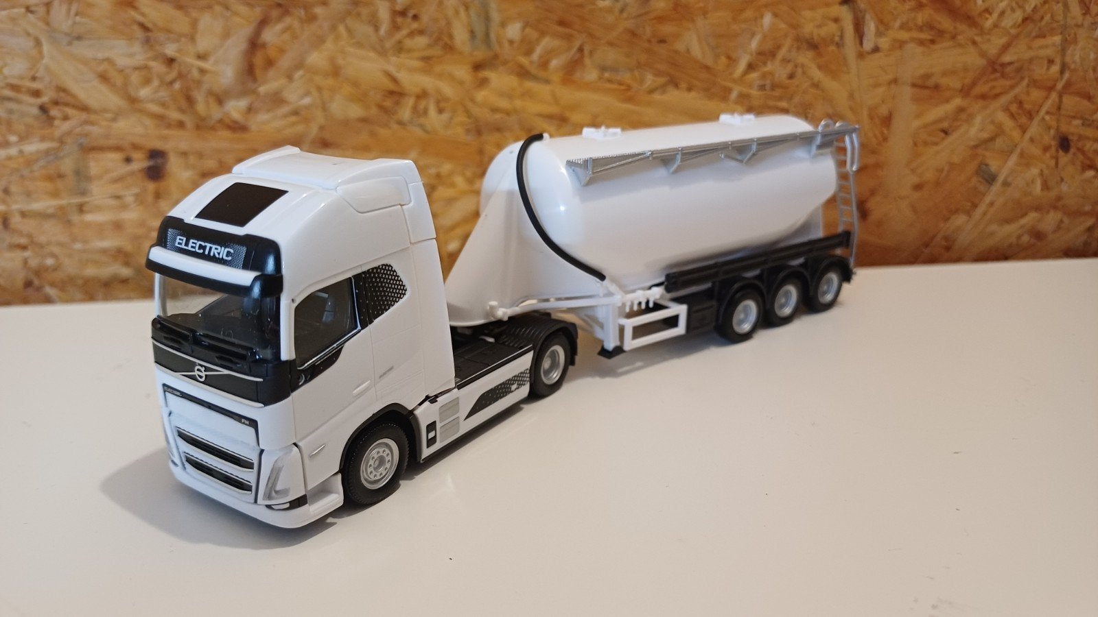 Herpa Volvo FH Electric met silo trailer, Ophalen of Verzenden, Nieuw, Bus of Vrachtwagen, Herpa