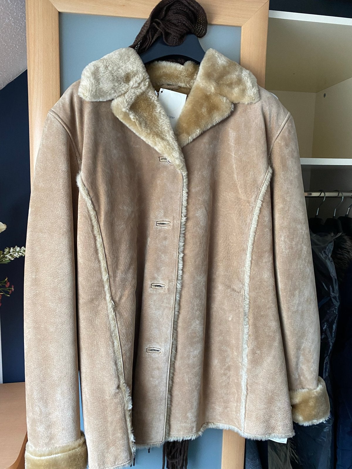 Nieuwe beige suède look jas met teddy voering, Kleding | Dames, Ophalen of Verzenden, Nieuw, Maat 46/48 (XL) of groter, Beige