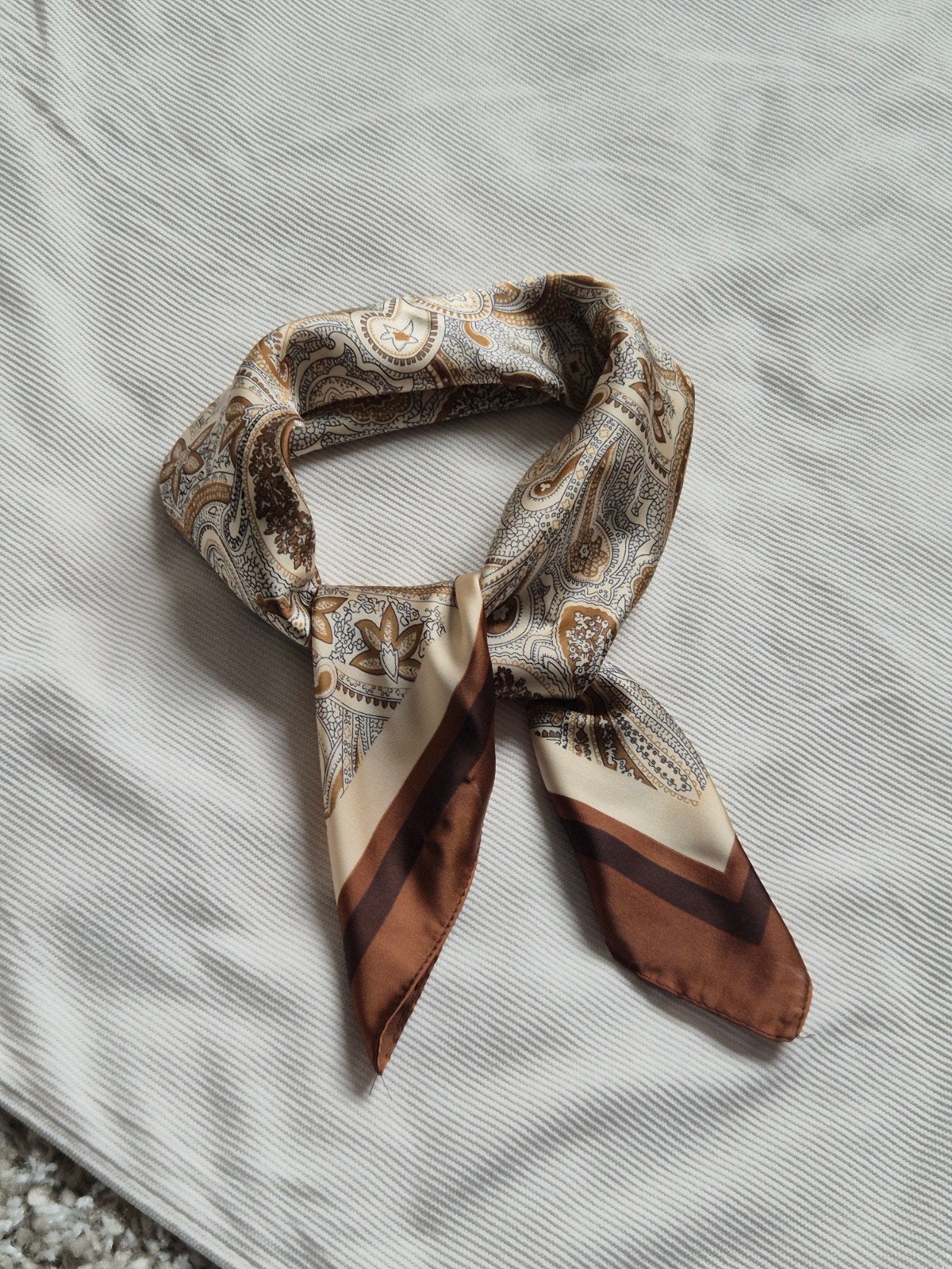 Nieuwe bruine sjaal met paisley print, 70 x 70 cm, Ophalen of Verzenden, Nieuw, Maat 46/48 (XL) of groter, Sjaal