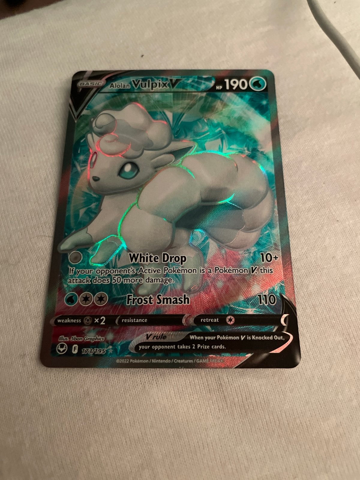 Alolan Vulpix V - Pokémon Kaart (Foil), Ophalen of Verzenden, Zo goed als nieuw, Losse kaart, Foil
