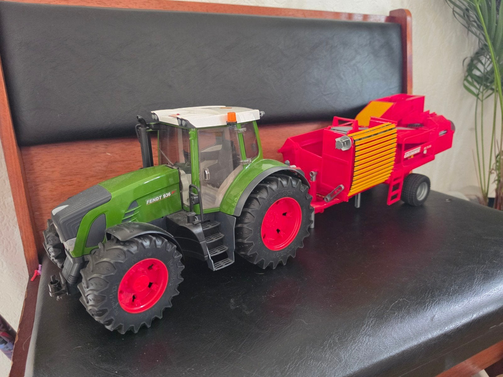 Bruder Fendt tractor met aardappelrooier (excl. aardappels), Ophalen of Verzenden, Gebruikt