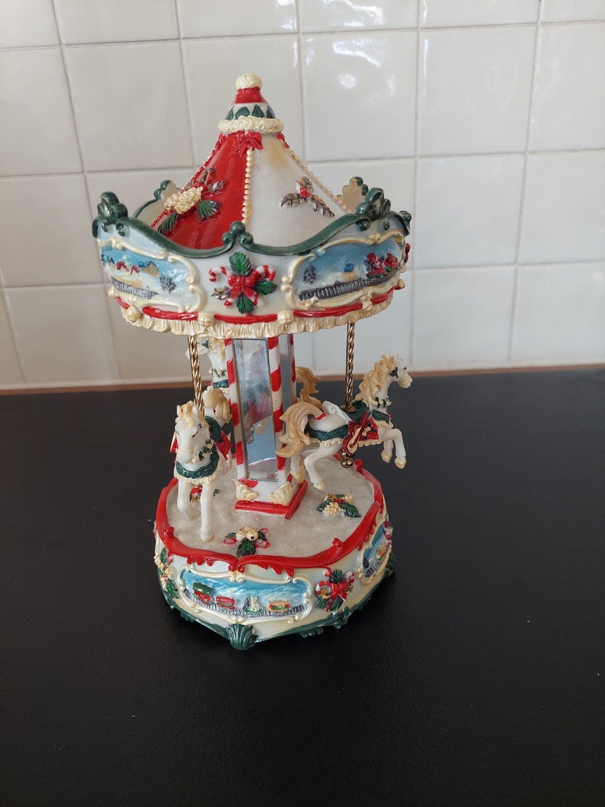 Draaimolen met muziek. Opwindbaar, Ophalen