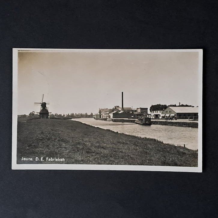 Fotokaart Joure Friesland Douwe Egberts Fabrieken met Molen, Ophalen of Verzenden, 1940 tot 1960, Gelopen, Friesland