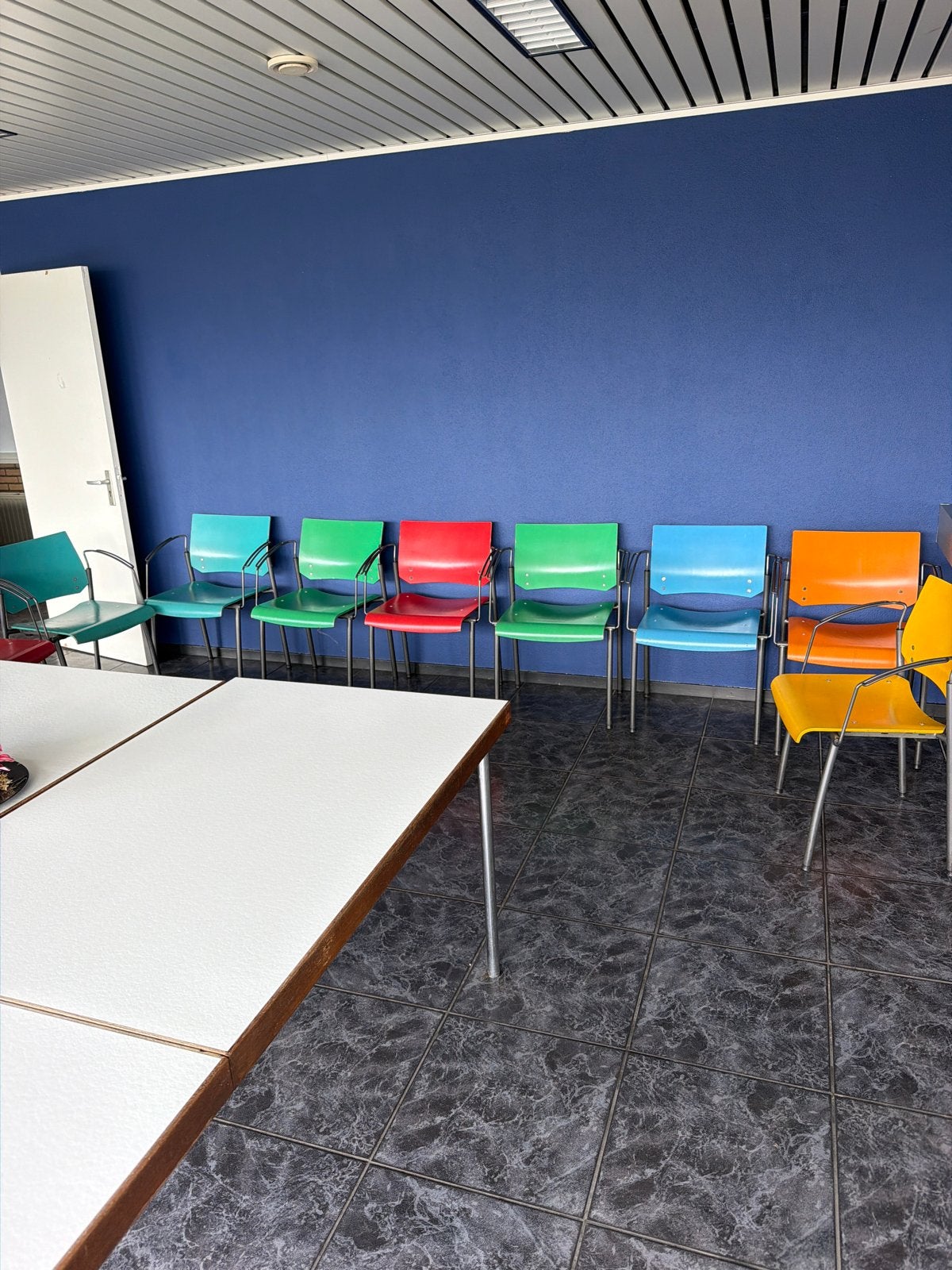 Set van 8 kleurrijke stapel stoelen - Gebruikt ahrend, Gebruikt, Overige kleuren, Ophalen of Verzenden, Metaal