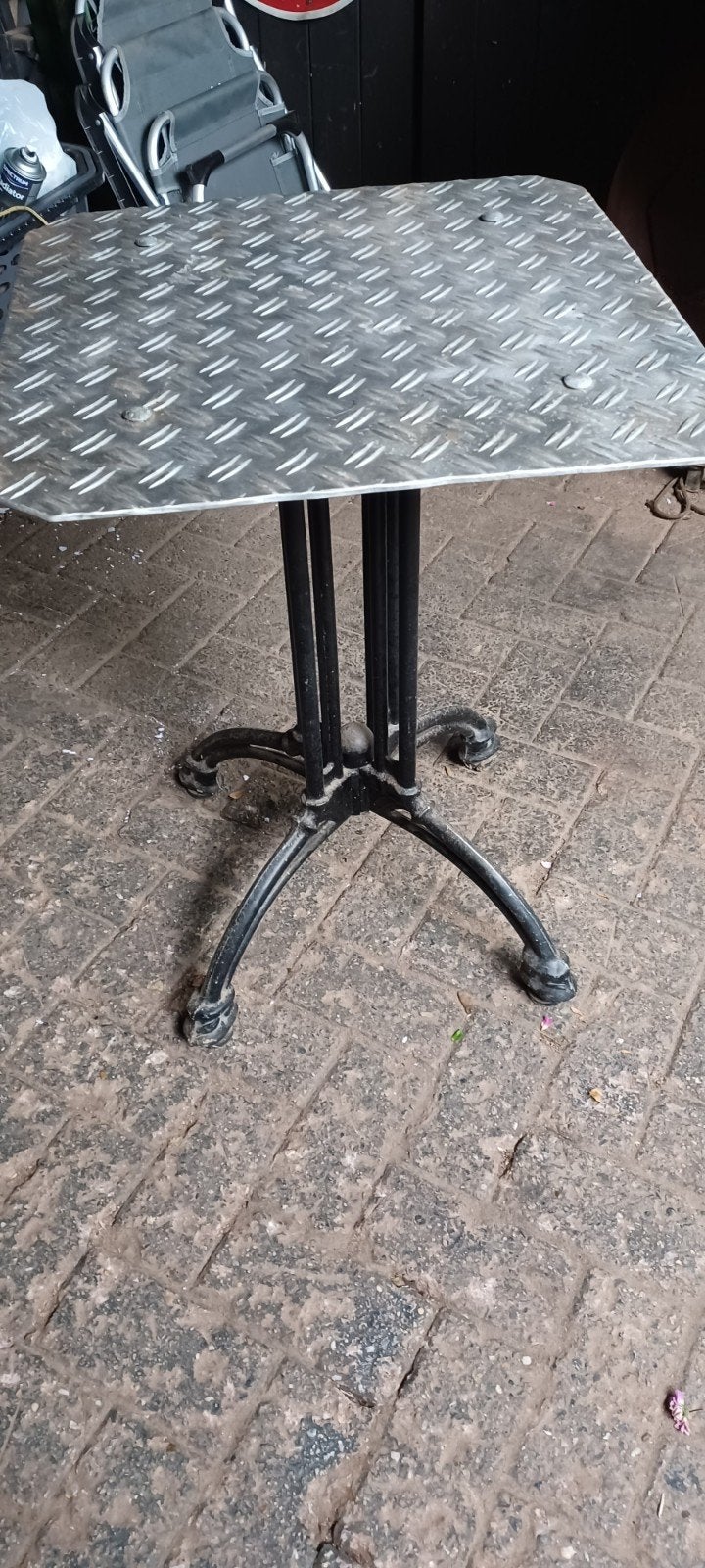 Stevige metalen bistrotafel met gietijzeren onderstel, Ophalen, Gebruikt, 50 tot 100 cm, Industrieel, Bistro