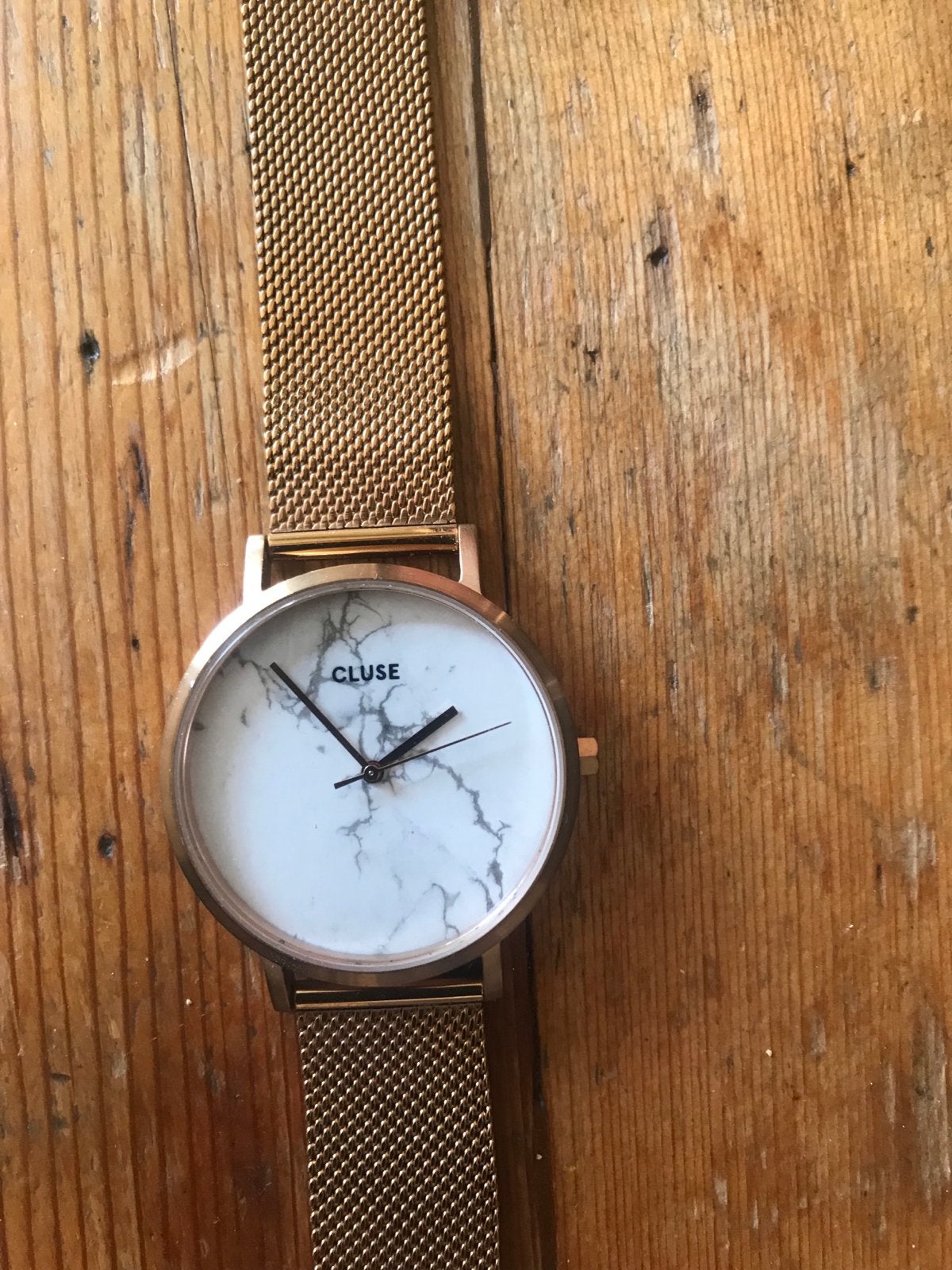 Cluse horloge met marmeren wijzerplaat en goudkleurige band, Sieraden, Tassen en Uiterlijk, Horloges | Dames, Overige merken, Staal